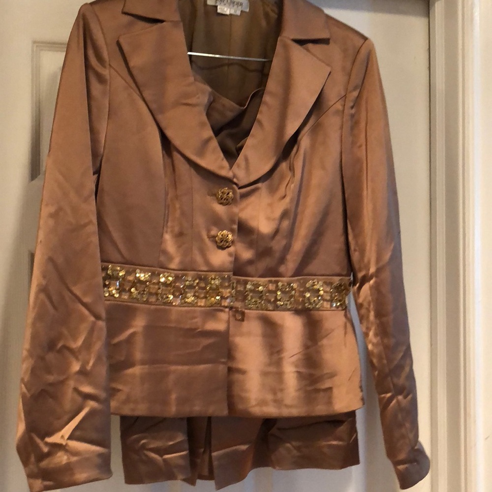 Suit with skirt
